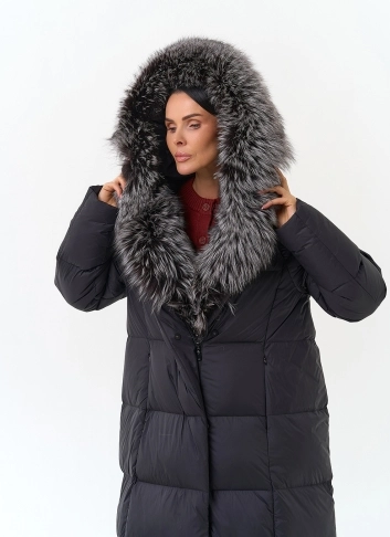 Женский пуховик с мехом чернобурой лисы на капюшоне фото