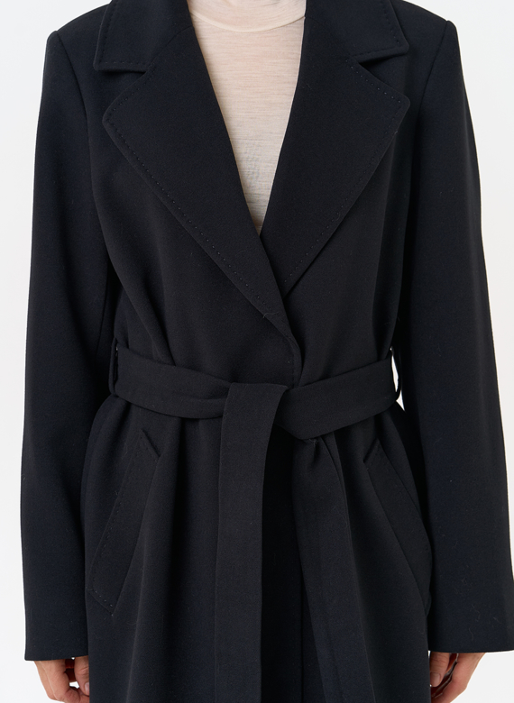 Женское пальто черного цвета с поясом
