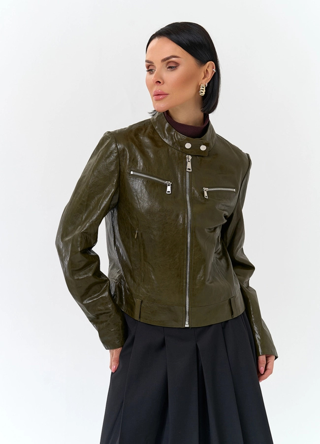 Женская куртка из натуральной кожи зеленого цвета модель № 32728 меха малина