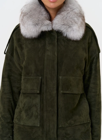 Короткий пуховик из натуральной замши