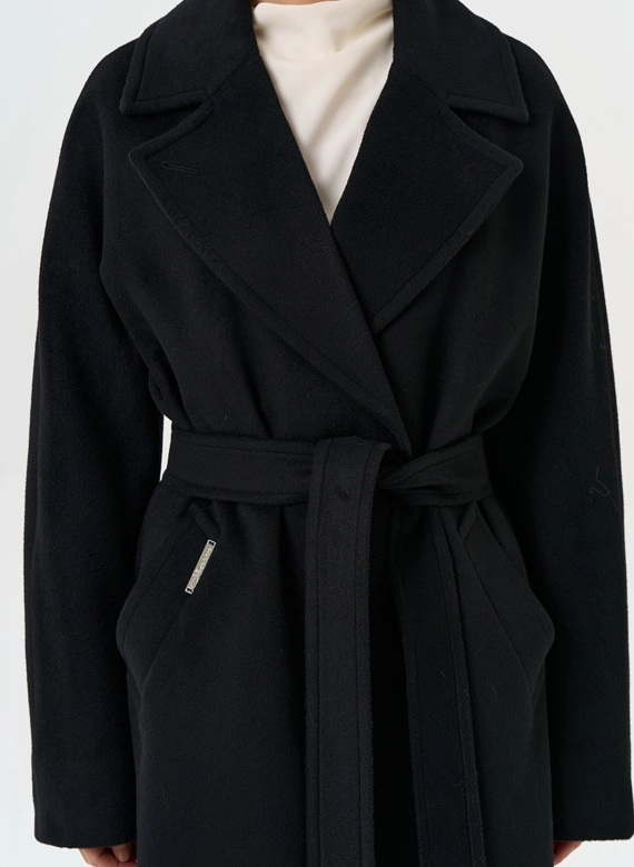 Женское пальто с английским воротником
