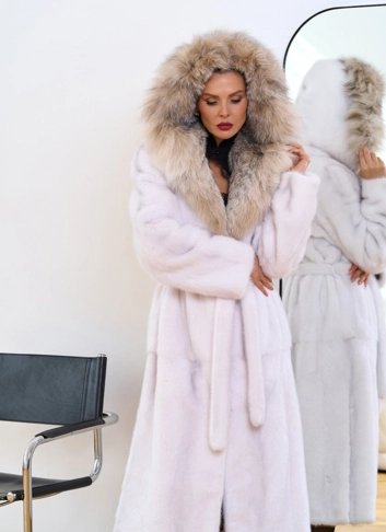 Женская шуба из меха норки с капюшоном из меха рыси фото