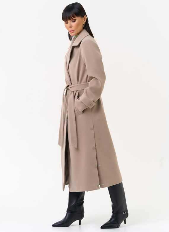 Женское пальто бежевого цвета с поясом