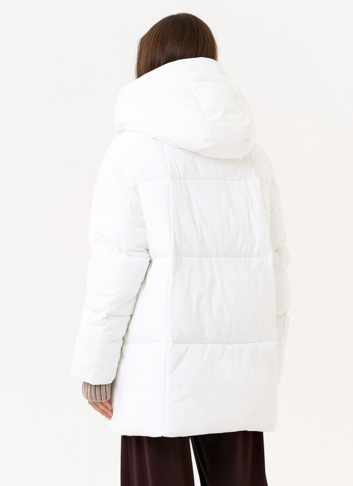 Женский пуховик белого цвета с капюшоном