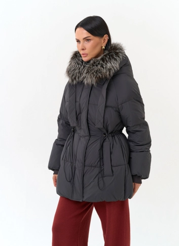 Женский пуховик с мехом чернобурой лисы на капюшоне фото