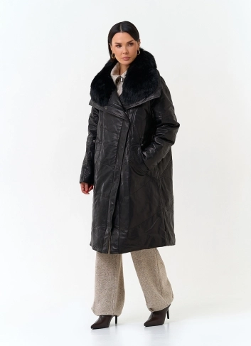 Женский кожаный пуховик с отделкой из меха лисы фото